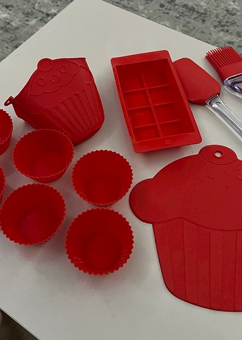 Tupperware Kırmızı Silikon Kek Kalıbı ve Pasta Seti