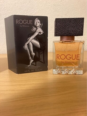 Diğer Rihanna rogue orijinal sıfır parfüm