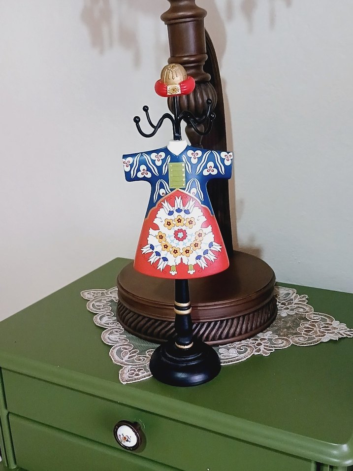 Renkli Geleneksel Kıyafetli ahşap takı askılığı - Görsel 3