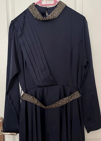 Navy Yüksek Yakalı Pilili Uzun Elbise - Görsel 2