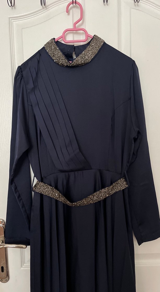 Navy Yüksek Yakalı Pilili Uzun Elbise - Görsel 2