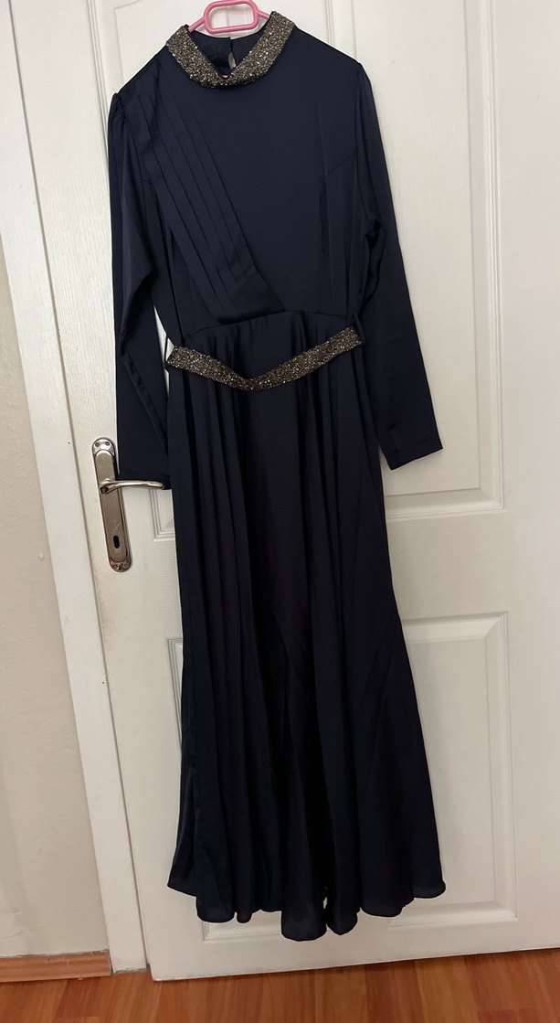 Navy Yüksek Yakalı Pilili Uzun Elbise - Görsel 3