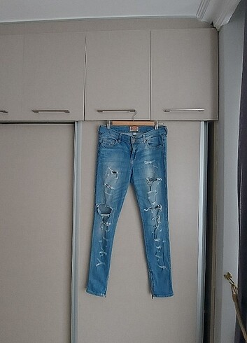 Berscka 40 beden streç yırtık jeans