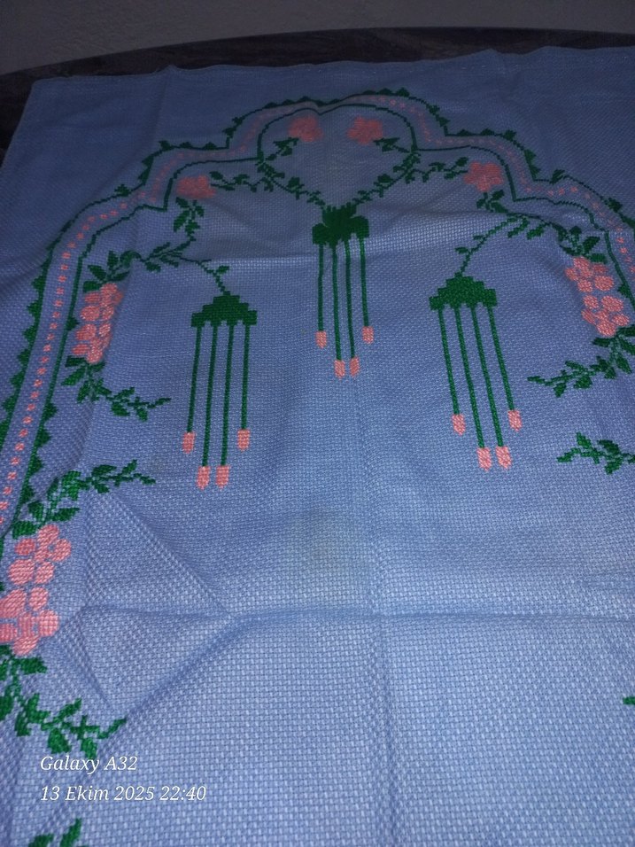 Etamin İşlemeli Mavi Çiçek Desenli Seccade - Görsel 2