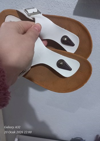 Beyaz Tokalı Dolgu Topuk Kadın Terlik - Görsel 4