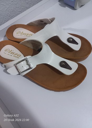 Beyaz Tokalı Dolgu Topuk Kadın Terlik - Görsel 2