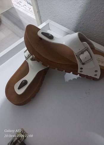 Beyaz Tokalı Dolgu Topuk Kadın Terlik - Görsel 3