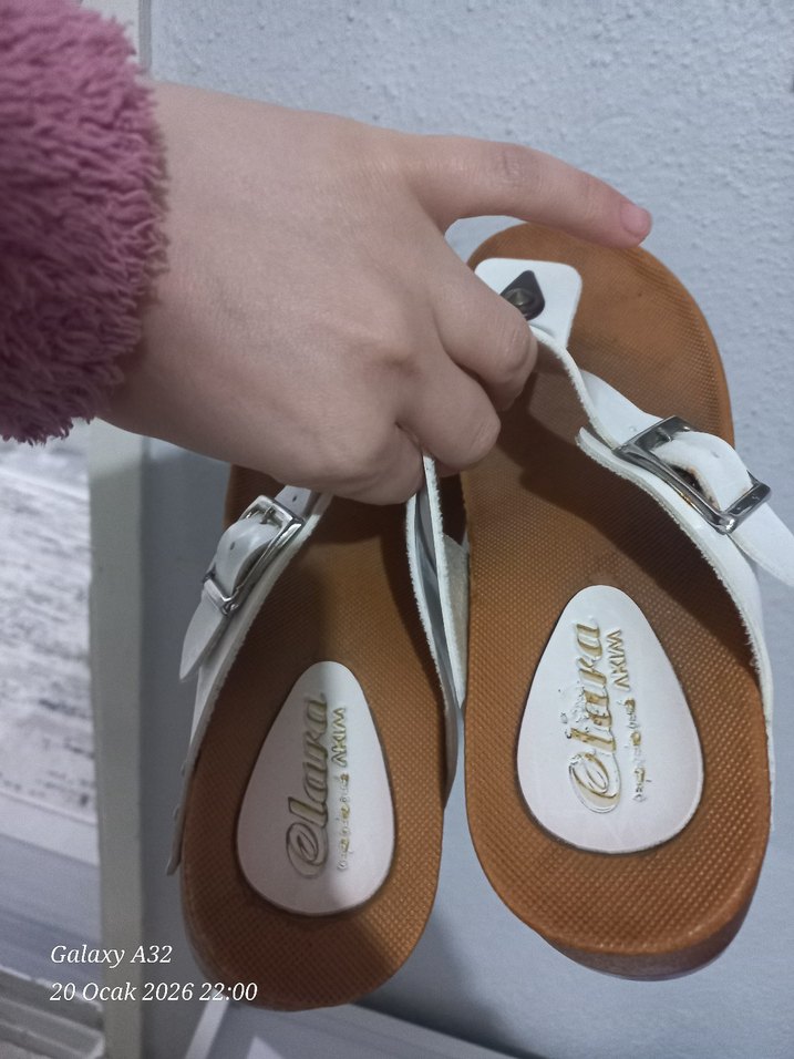 Beyaz Tokalı Dolgu Topuk Kadın Terlik - Görsel 5