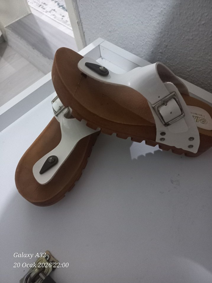 Beyaz Tokalı Dolgu Topuk Kadın Terlik - Görsel 3