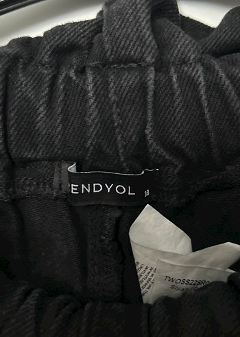 Trendyol & Milla Kadın Siyah Kemerli Mini Kot Şort