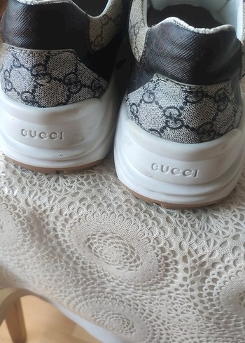 Gucci orijinaldir 44,5 o da oluyor biraz kalıbı geniş
