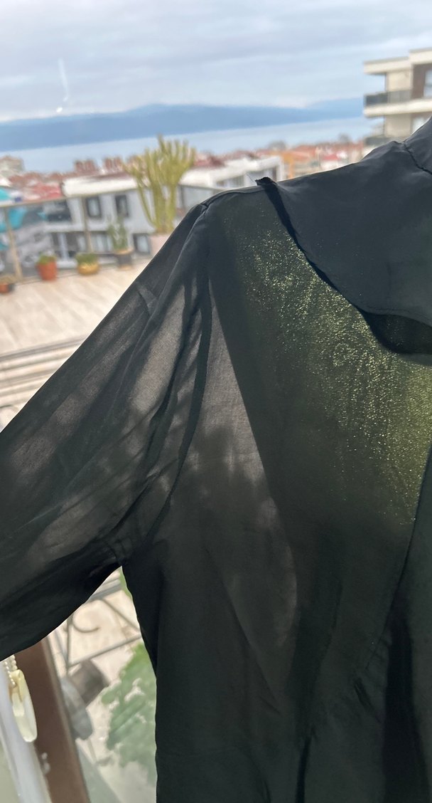 Uzun Kollu Siyah Fırfırlı Gotik Gömlek - Görsel 2