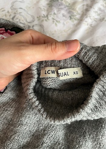 Gri Nakışlı Boğazlı Örgü Kadın Kazak - Görsel 3