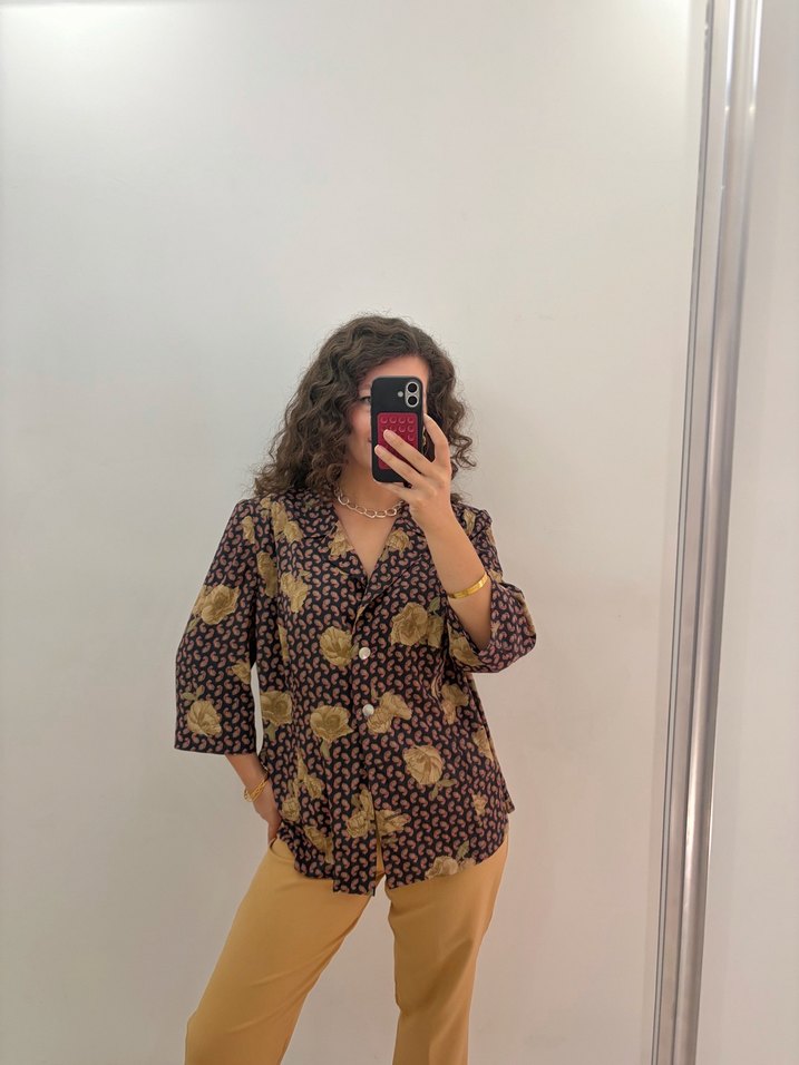 Vintage Desenli Siyah Bluz  Şıklık ve Rahatlık Bir Arada — görsel 2/4