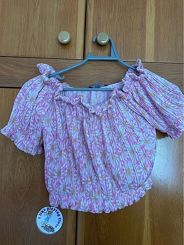 H&M Pembe papatyalı crop omuz açık