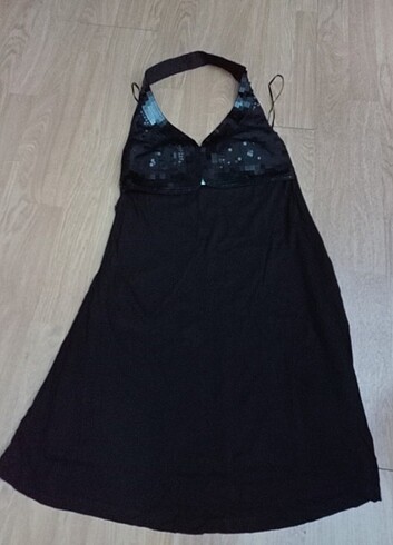 Siyah boyunda askılı pullu elbise - Görsel 3