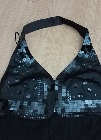 Siyah boyunda askılı pullu elbise - Görsel 4