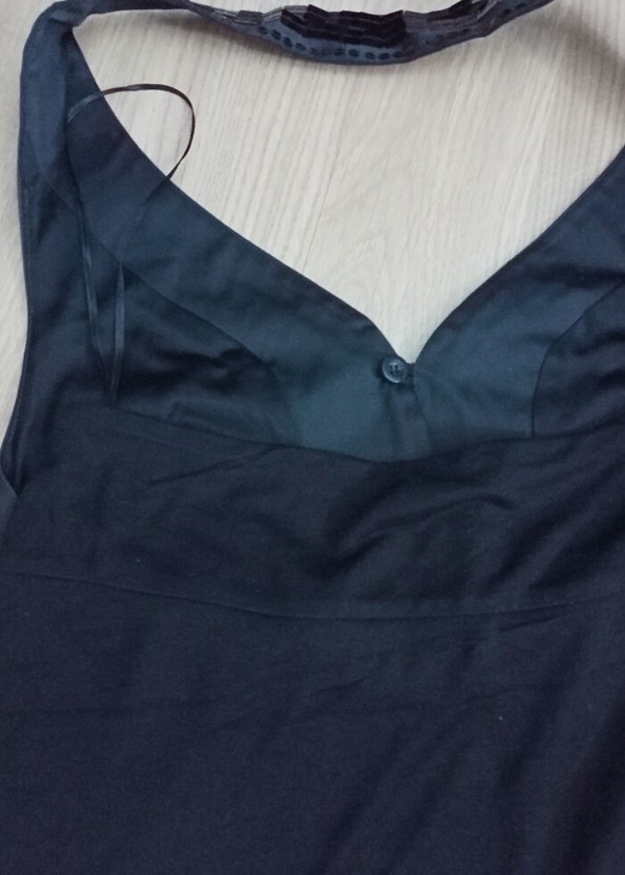 Siyah boyunda askılı pullu elbise - Görsel 2