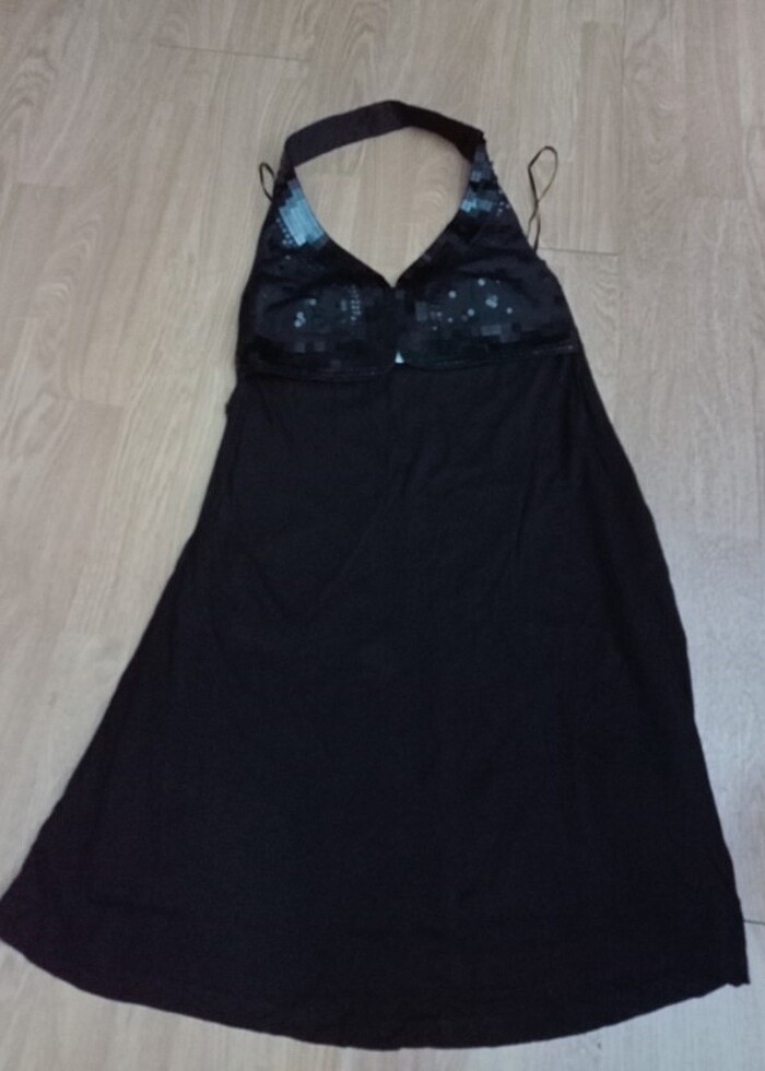 Siyah boyunda askılı pullu elbise - Görsel 3