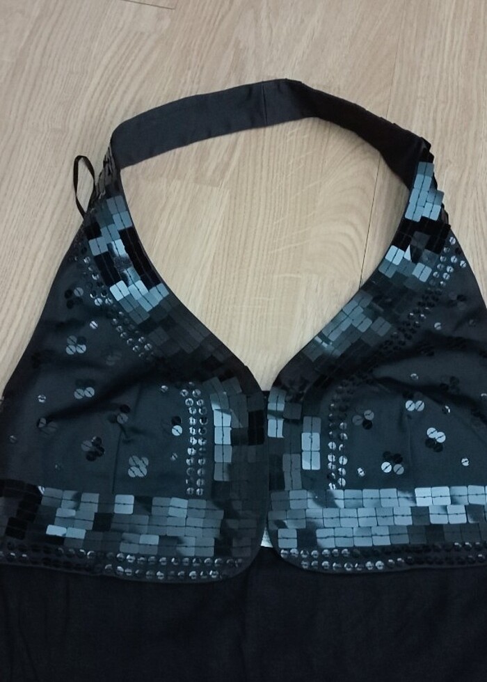 Siyah boyunda askılı pullu elbise - Görsel 4