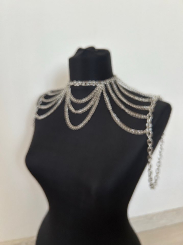 Gri Zincir Detaylı Kadın Vücut Zinciri - Görsel 4