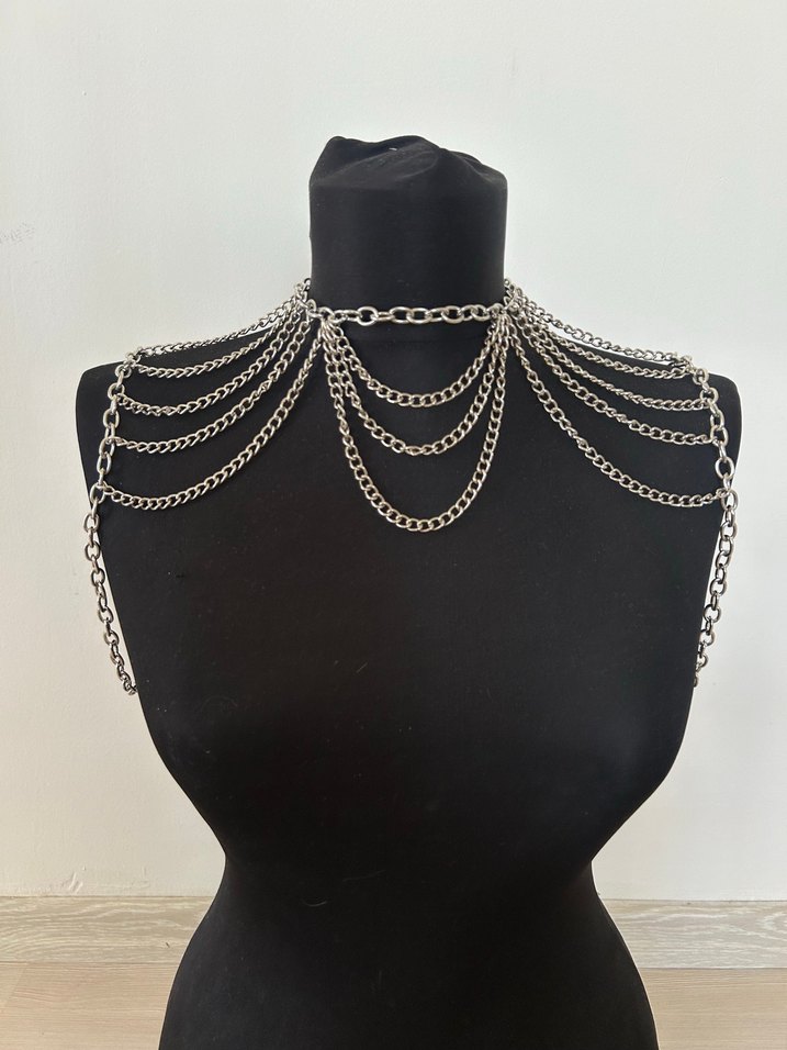 Gri Zincir Detaylı Kadın Vücut Zinciri - Görsel 3