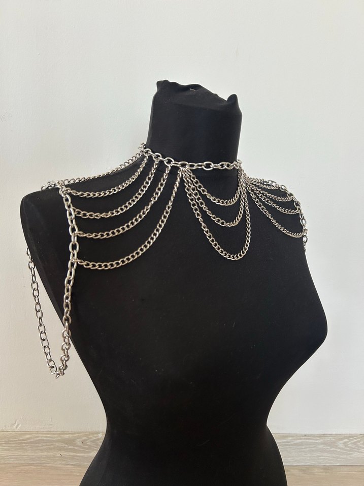 Gri Zincir Detaylı Kadın Vücut Zinciri - Görsel 2