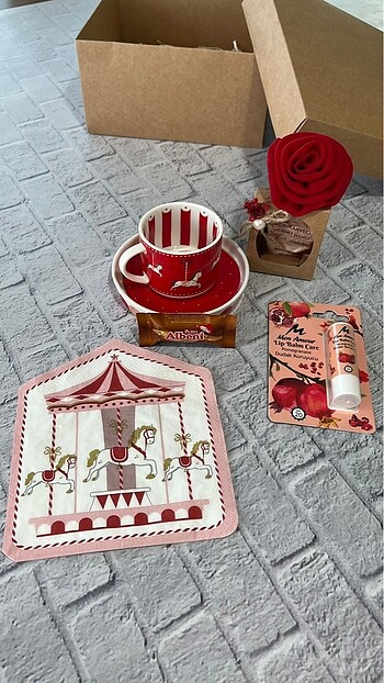 Lc Waikiki Home Carousel temalı fincan hediye kutusu