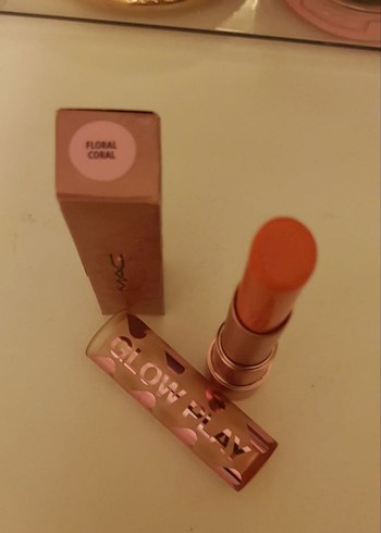 Beden MAC GLOW PLAY NEMLENDİRİCİ LIP BALM