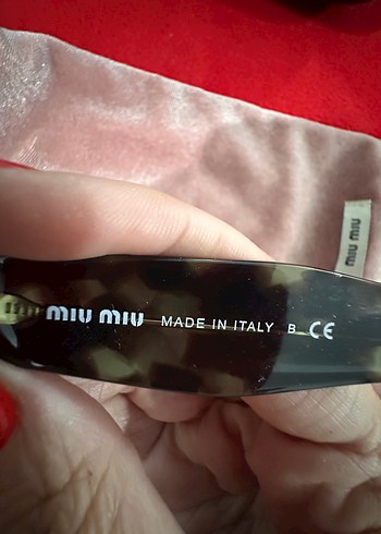 Miu Miu Kırmızı Transparan Kadın Gözlüğü