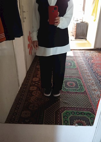 Beyaz V Yaka Fırfırlı Kadın Gömlek - Görsel 2