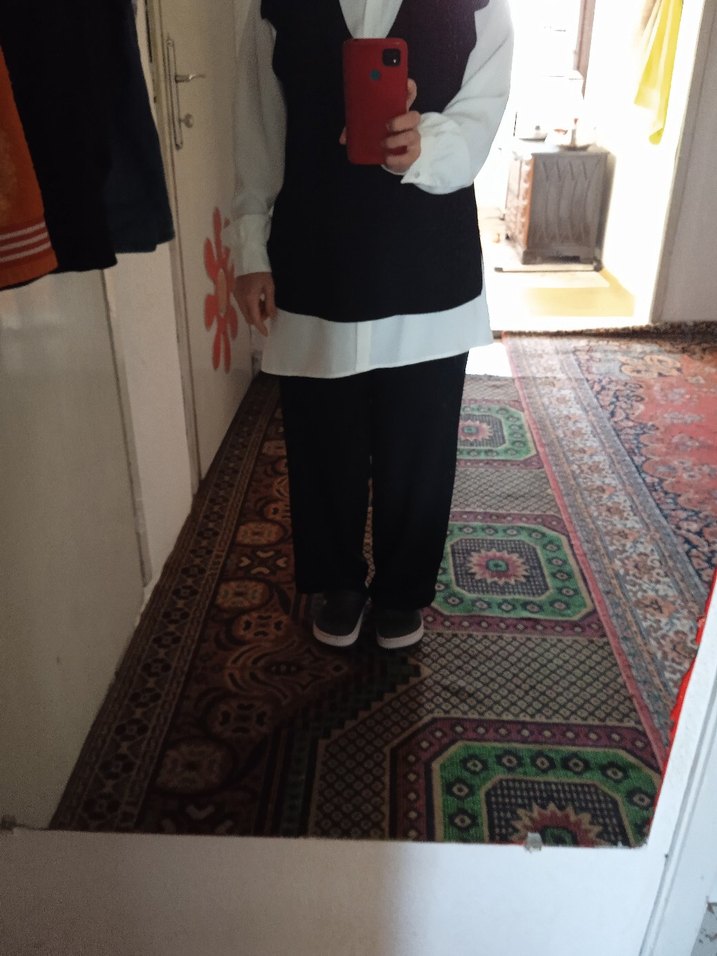 Beyaz V Yaka Fırfırlı Kadın Gömlek - Görsel 2