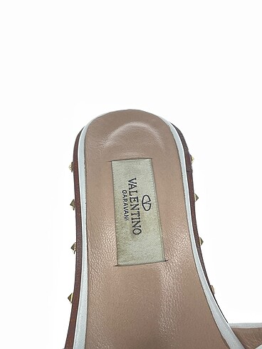 36 Beden beyaz Renk Valentino Terlik %70 İndirimli.