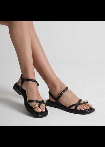 Minimal Siyah Tokalı Stiletto Topuklu Kadın Sandalet