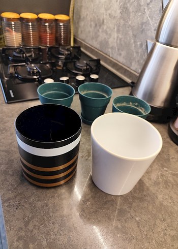 saksı 5 li 3 tanesı plastik 2 tanesi porselen