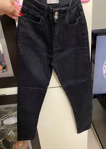 Siyah Kemer Detaylı Dar Kesim Kadın Kot Pantolon - Görsel 2