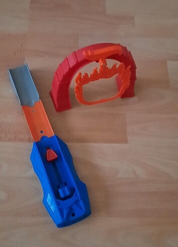 Hotwheels fırlatma rampası ateş çemberi