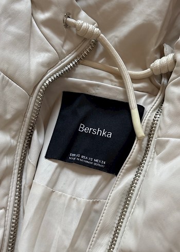 Bershka Kapüşonlu, Fermuarlı Beyaz deri Kadın Mont