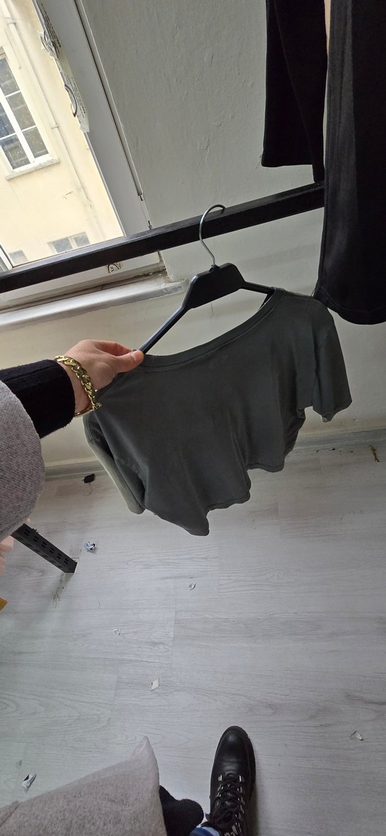 Gri Crop Top Kısa Kollu Süet Kumaş - Görsel 4