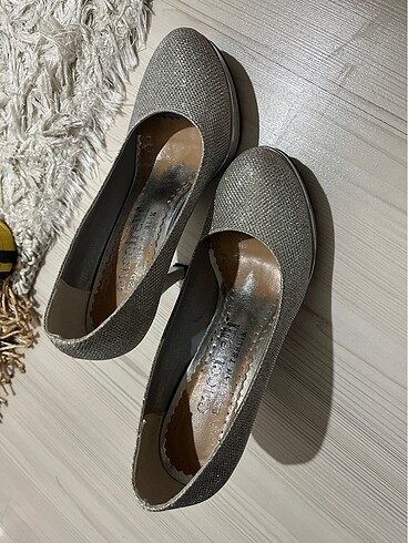 36 Beden gri Renk Gri pullu 10 cm topuk