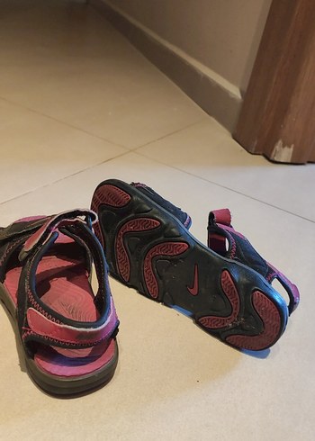 23 Beden Kız Çocuk Pembe Tokalı Kauçuk Sandalet