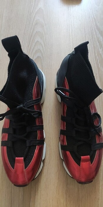 Elle boğazlı sneaker 