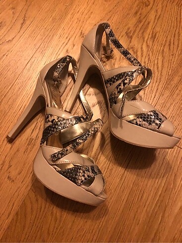 38 Beden Guess sexy platform