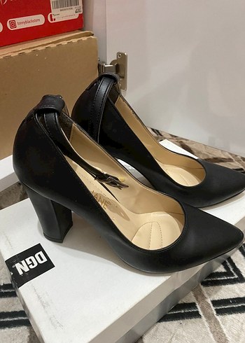 Diğer Kadın Siyah Tokalı Stiletto