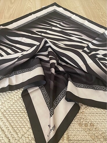 Zebra desen eşarp