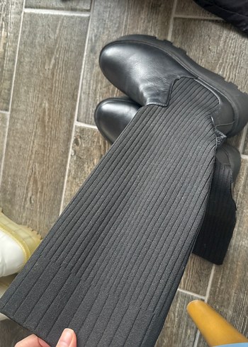 Elle Siyah Pile Detaylı Dizüstü Kadın Bot