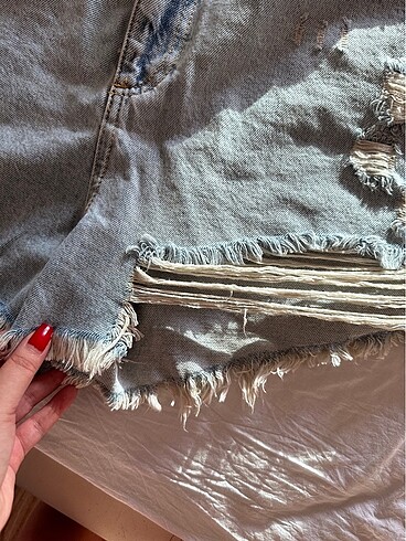 42 Beden Yırtık detaylı denim şort
