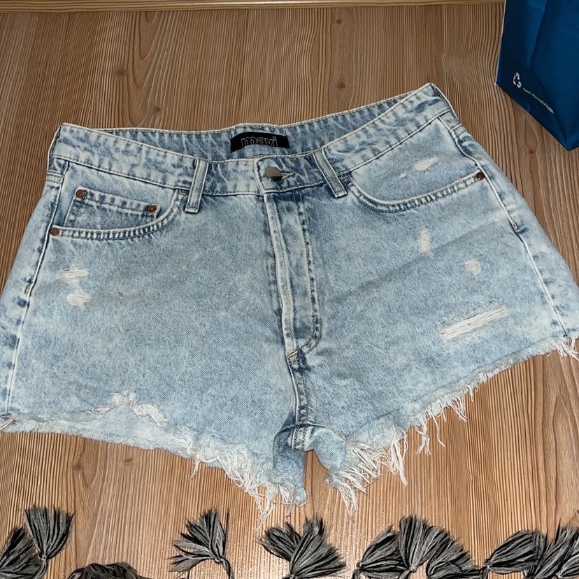 Düğmeli Bağlama Desenli Mini Kot Şort - Görsel 2