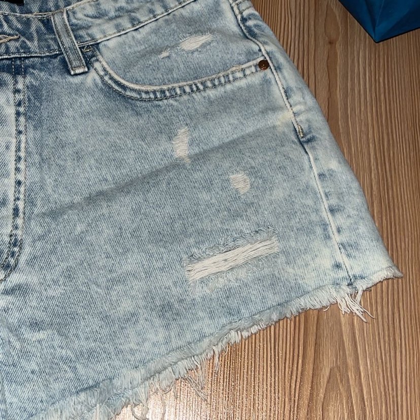 Düğmeli Bağlama Desenli Mini Kot Şort - Görsel 3