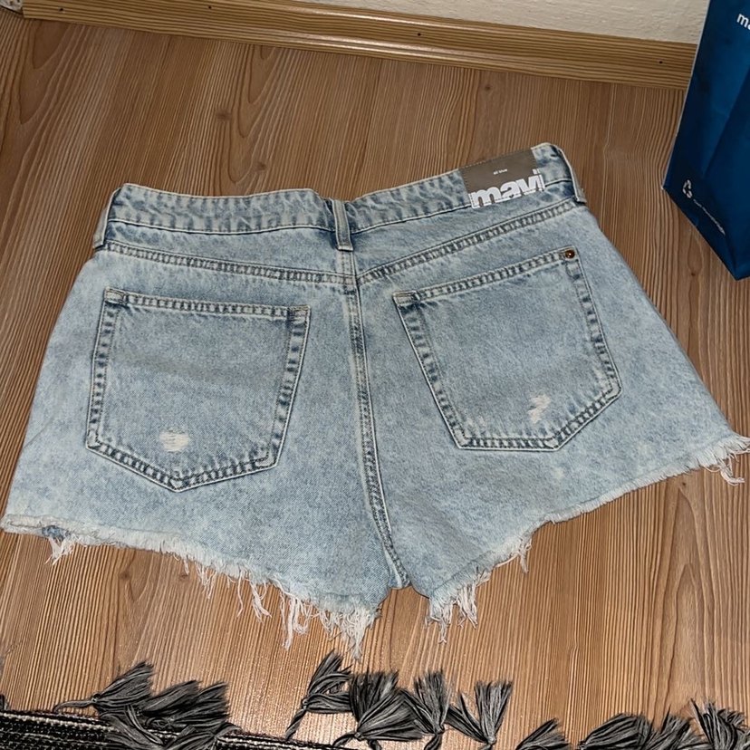 Düğmeli Bağlama Desenli Mini Kot Şort - Görsel 5